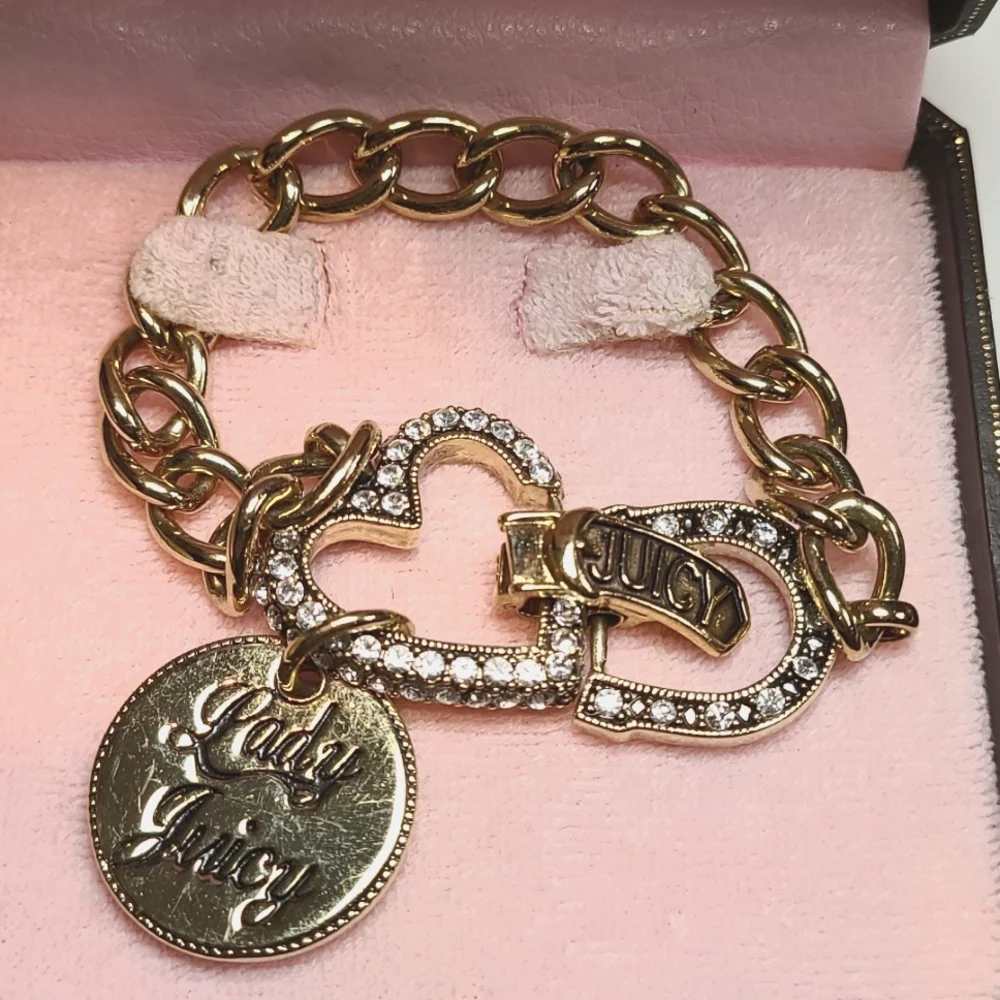 Juicy Couture charm bracelet with Swarovski crystal heart and juicy clasp - Picture 3 of 11